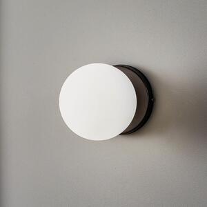 EMIBIG LIGHTING Φωτιστικό τοίχου Kiba, μαύρο/χρυσό, αμπαζούρ από γυάλινη σφαίρα, ρυθμιζόμενος, Μαύρο, Σαλόνι / τραπεζαρία, Γυαλί, σύγχρονο, Σφαίρα