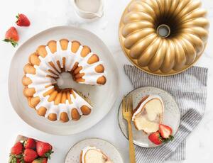 Φόρμα για κέικ Elegant Party Nordic Ware Premier Gold με τρύπα και διαστάσεις 24x10cm