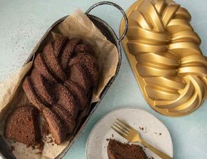 Φόρμα για κέικ Nordic Ware Premier Gold σε σχήμα πλεξούδας, με τρύπα και διαστάσεις 26x15.5x7.5cm