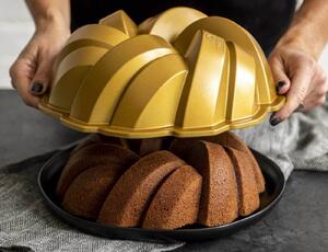 Φόρμα για κέικ Nordic Ware Premier Gold σε πλεκτό σχήμα, με τρύπα και διαστάσεις 27.5x10.5cm