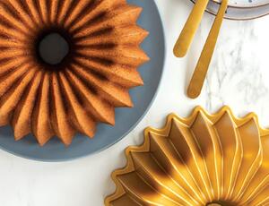 Φόρμα για κέικ Brilliance Nordic Ware Premier Gold με τρύπα και διαστάσεις 26x10cm