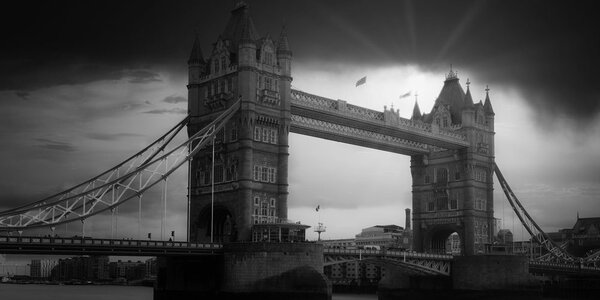Πίνακας σε καμβά ηλιοβασίλεμα πάνω από το Tower Bridge σε ασπρόμαυρο