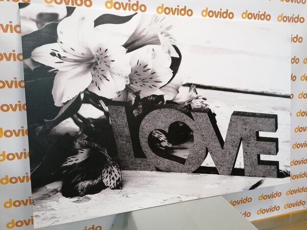 Πίνακας σε καμβά με ξύλινη επιγραφή Love σε ασπρόμαυρη εκδοχή
