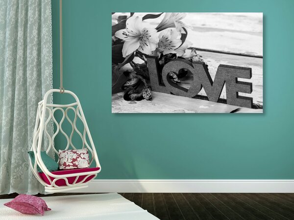 Πίνακας σε καμβά με ξύλινη επιγραφή Love σε ασπρόμαυρη εκδοχή
