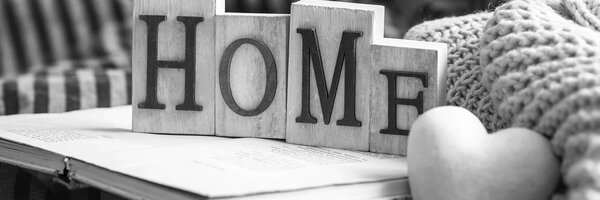 Πίνακας σε καμβά με την επιγραφή Home και νεκρή φύση σε ασπρόμαυρη εκδοχή