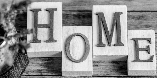 Πίνακας σε καμβά γράμματα Home σε ασπρόμαυρο