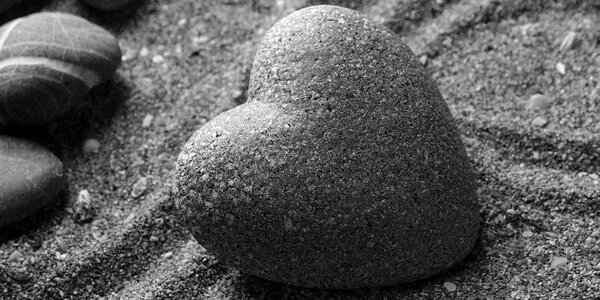 Πίνακας σε καμβά zen πέτρα σε σχήμα καρδιάς σε ασπρόμαυρο σχέδιο