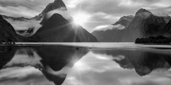 Πίνακας σε καμβά milford Sound κατά την ανατολή του ήλιου σε ασπρόμαυρο