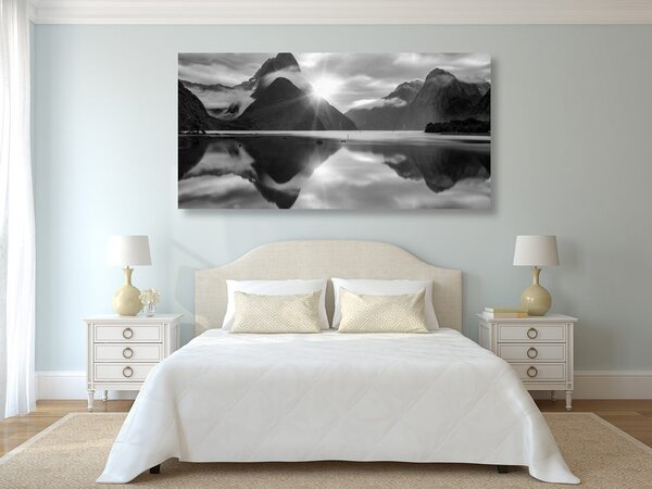 Πίνακας σε καμβά milford Sound κατά την ανατολή του ήλιου σε ασπρόμαυρο
