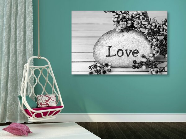 Πίνακας σε καμβά με επιγραφή Love σε πέτρα σε ασπρόμαυρη εκδοχή