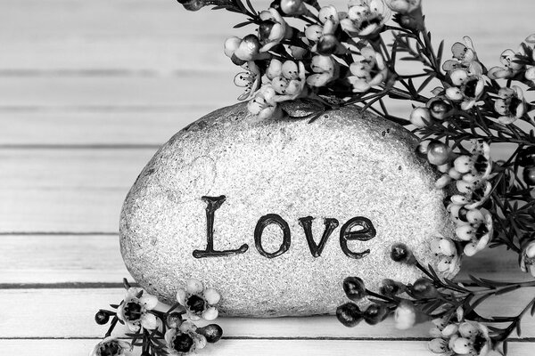 Πίνακας σε καμβά με επιγραφή Love σε πέτρα σε ασπρόμαυρη εκδοχή