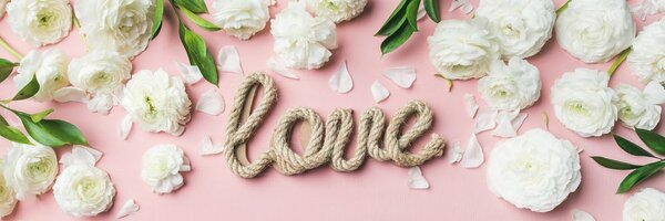 Πίνακας σε καμβά με επιγραφή Love σε ρομαντικό σχέδιο