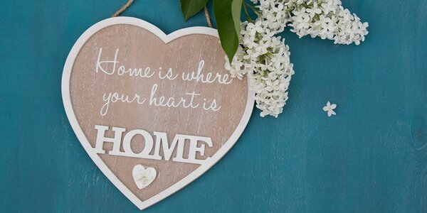 Πίνακας σε καμβά καρδιά με το απόφθεγμα - Home is where your heart is