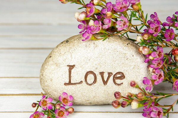 Πίνακας σε καμβά με επιγραφή Love σε πέτρα