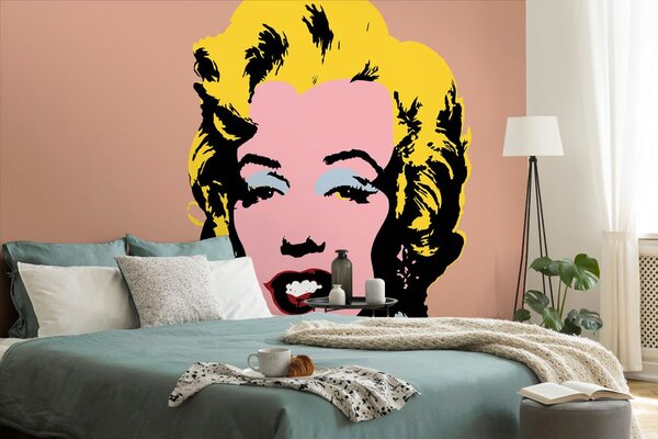 Αυτοκόλλητη ταπετσαρία pop art Marilyn Monroe σε καφέ φόντο