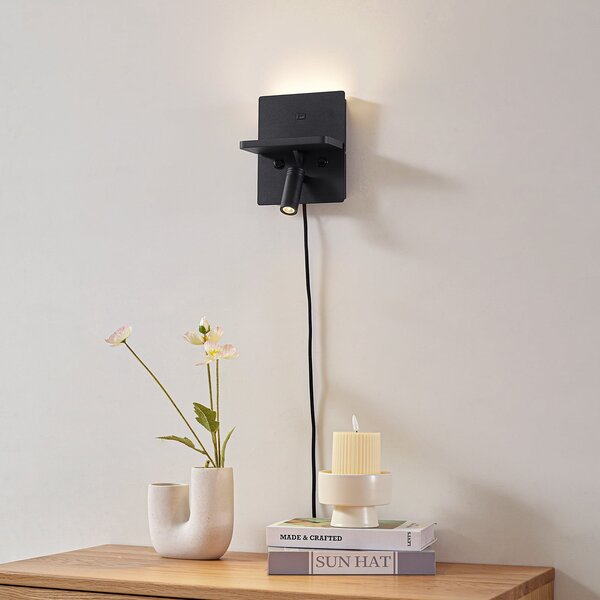 Lindby LED απλίκα Auden, μαύρο, βύσμα, σταθμός φόρτισης, Μαύρο, Σαλόνι / τραπεζαρία, Μέταλλο, σύγχρονο