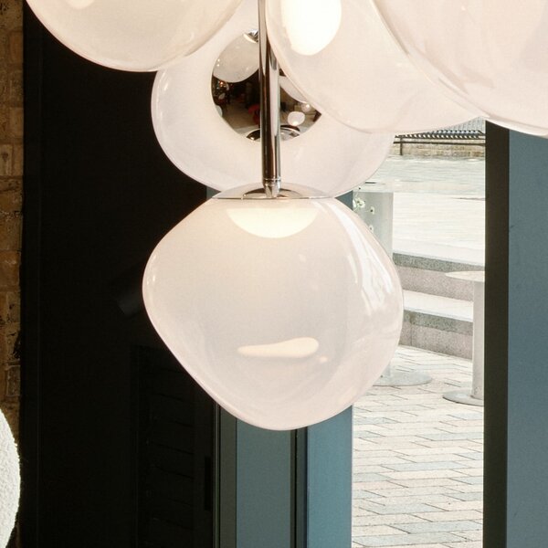 Tom Dixon Dixon, κρεμαστό φωτιστικό LED Melt, Ø 28 cm, οπαλίνα/ασημί, ρυθμιζόμενος, Λευκό, Σαλόνι / τραπεζαρία, Πλαστικό, σχεδιασμός