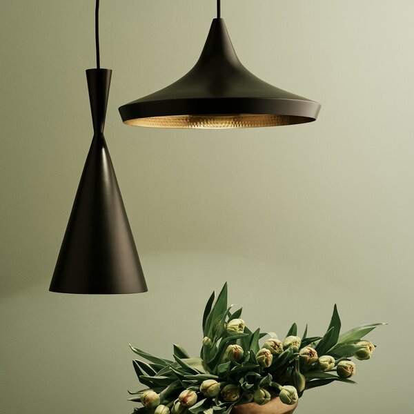 Tom Dixon LED κρεμαστό φωτιστικό Beat Flat, μαύρο, Ø 56 cm, ρυθμιζόμενος, Μαύρο, Σαλόνι / τραπεζαρία, Ορείχαλκος, σχεδιασμός