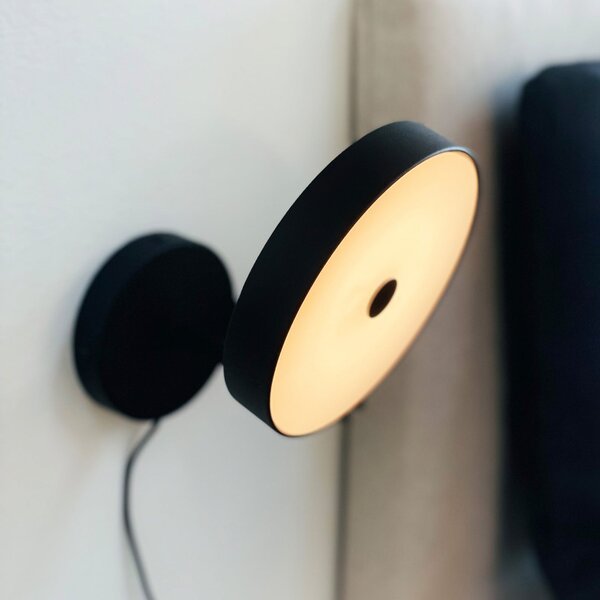 Dyberg Larsen LED απλίκα Starlight, μαύρο, Ø14 cm, dim., ρυθμιζόμενος, Μαύρο, Σαλόνι / τραπεζαρία, Μέταλλο, σχεδιασμός