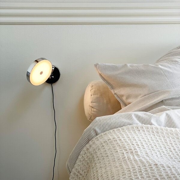 Dyberg Larsen LED απλίκα Starlight, χρώμιο Ø 14 cm, dim., ρυθμιζόμενος, Μεταλλικό, Σαλόνι / τραπεζαρία, Μέταλλο, σχεδιασμός