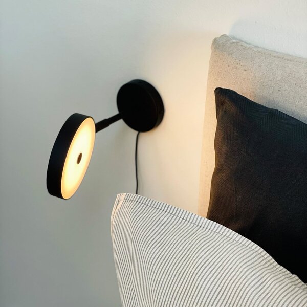 Dyberg Larsen LED απλίκα Starlight, μαύρο, Ø14 cm, dim., ρυθμιζόμενος, Μαύρο, Σαλόνι / τραπεζαρία, Μέταλλο, σχεδιασμός