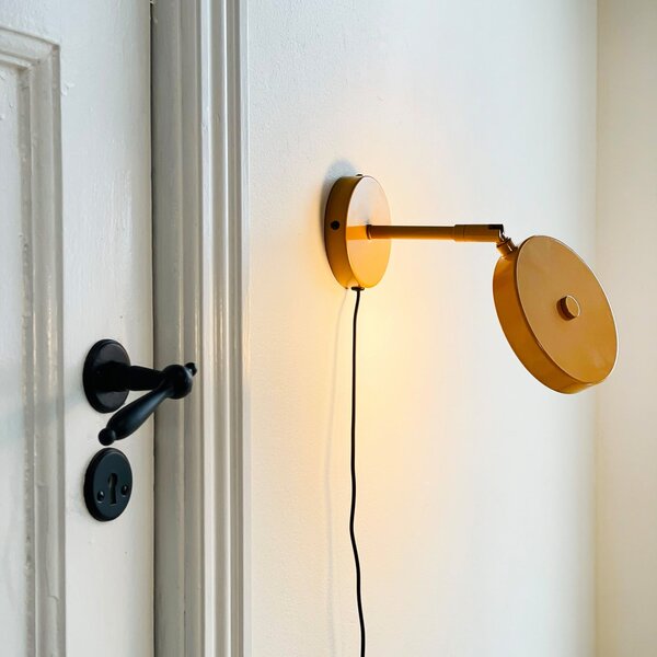 Dyberg Larsen LED απλίκα Starlight, κίτρινη, Ø 14 cm, dim., ρυθμιζόμενος, Κίτρινο, Σαλόνι / τραπεζαρία, Μέταλλο, σχεδιασμός