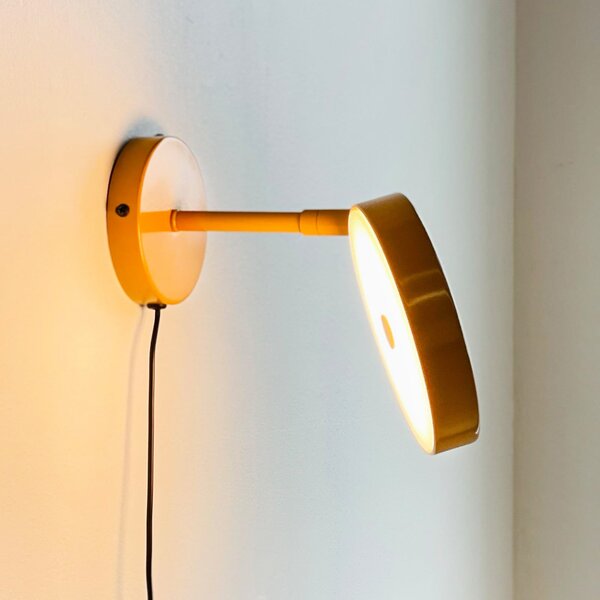 Dyberg Larsen LED απλίκα Starlight, κίτρινη, Ø 14 cm, dim., ρυθμιζόμενος, Κίτρινο, Σαλόνι / τραπεζαρία, Μέταλλο, σχεδιασμός