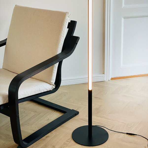 Dyberg Larsen LED-Stehleuchte Vagner, μαύρο, ύψος 150 cm, ρυθμιζόμενος, Μαύρο, Σαλόνι / τραπεζαρία, Μέταλλο, σχεδιασμός