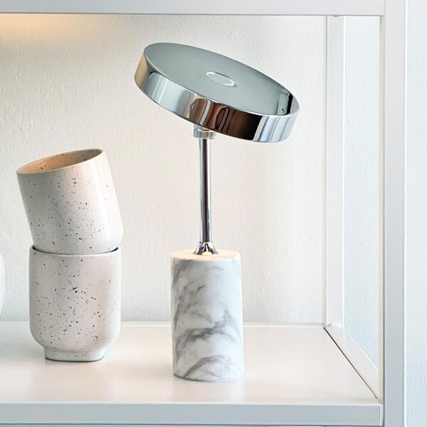 Dyberg Larsen LED φορητή επιτραπέζια λάμπα Starlight, χρώμιο/λευκό, ρυθμιζόμενος, Μεταλλικό, Σαλόνι / τραπεζαρία, Μέταλλο, σχεδιασμός
