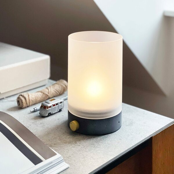 Dyberg Larsen LED-Akku-Τραπεζοκαλύμματα Cozy, ύψος 20,5 cm, σκυρόδεμα, ρυθμιζόμενος, Γκρι, Σαλόνι / τραπεζαρία, Σκυρόδεμα, σχεδιασμός