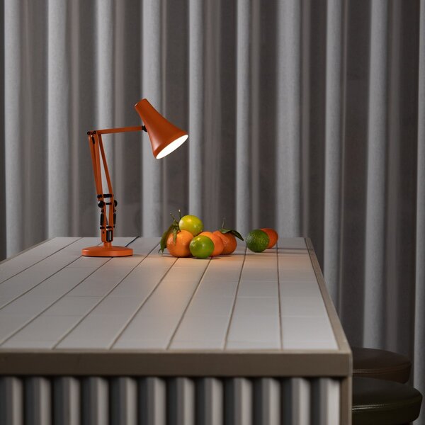 Anglepoise LED επιτραπέζια λάμπα 90 MINI VIVID, πορτοκαλί, USB, ρυθμιζόμενος, Πορτοκαλί, Μελέτη / Γραφείο, Μέταλλο, Βιομηχανικός σχεδιασμός, Επιτραπέζια σκιά
