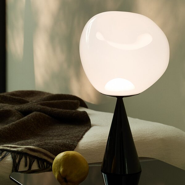 Tom Dixon LED επιτραπέζια λάμπα Melt Cone Fat, οπάλιο/μαύρο, 47 cm, ρυθμιζόμενος, Μαύρο, Σαλόνι / τραπεζαρία, Μέταλλο, σχεδιασμός