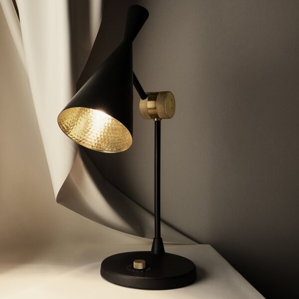 Tom Dixon LED επιτραπέζια λάμπα Beat, μαύρη, ορείχαλκος, ύψος 53 cm, ρυθμιζόμενος, Μαύρο, Σαλόνι / τραπεζαρία, Ορείχαλκος, σχεδιασμός
