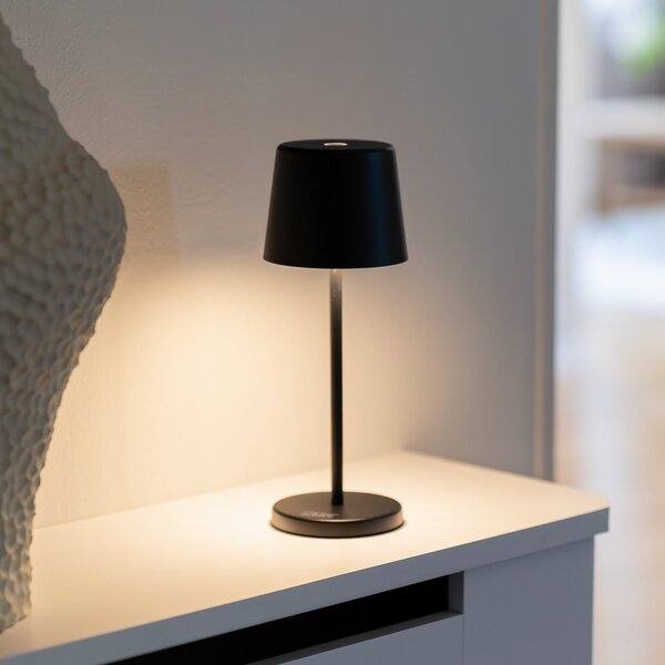 Konstsmide LED-Akku-Tischleuchte Vence, ύψος 22 cm, μαύρο, IP54, USB, ρυθμιζόμενος, Μαύρο, Σαλόνι / τραπεζαρία, Αλουμίνιο, σύγχρονο