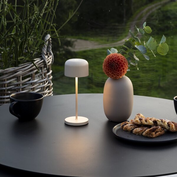 Konstsmide LED-Akku-Τραπεζολαμπίδα Lille, ύψος 20 cm, χρώμα άμμου, IP54, USB, ρυθμιζόμενος, Μπεζ, Σαλόνι / τραπεζαρία, Αλουμίνιο, σύγχρονο
