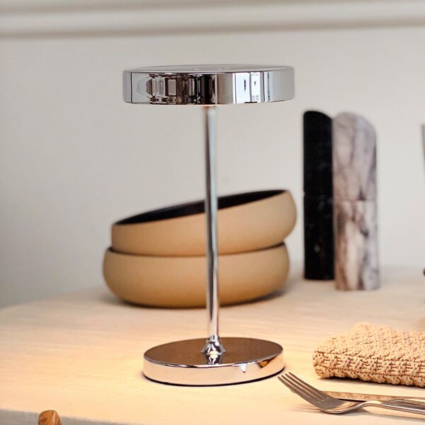 Dyberg Larsen LED-Akku-Τραπεζοειδής λάμπα Starlight, χρώμιο, μέταλλο, ρυθμιζόμενος, Μεταλλικό, Σαλόνι / τραπεζαρία, Μέταλλο, Σκανδιναβικό