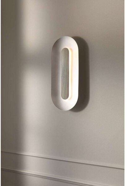 Nuura Aps LED απλίκι Sasi, ύψος 65 cm, ασημί, μέταλλο, ρυθμιζόμενος, Μεταλλικό, Σαλόνι / τραπεζαρία, Μέταλλο, Σκανδιναβικό