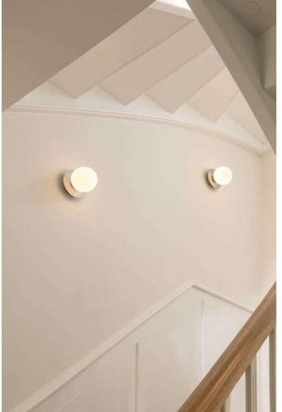 Nuura Aps Φωτιστικό τοίχου Liila 1 IP44, Ø 14 cm, ασημί/οπαλίνα, ρυθμιζόμενος, Μεταλλικό, Μπάνιο, Μέταλλο, Σκανδιναβικό