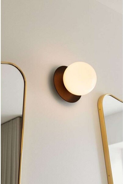 Nuura Aps Φωτιστικό τοίχου Liila 1, IP44, Ø 16,5 cm, μπρονζέ/οπαλίνα, ρυθμιζόμενος, Μπρούτζινο / Αντικέ ορείχαλκου, Μπάνιο, Μέταλλο, Σκανδιναβικό
