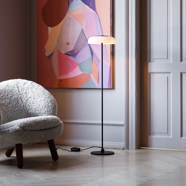 Nuura Aps LED-Stehleuchte Blossi, ύψος 120 cm, μαύρο/οπαλίνα, ρυθμιζόμενος, Μαύρο, Σαλόνι / τραπεζαρία, Μέταλλο, Σκανδιναβικό
