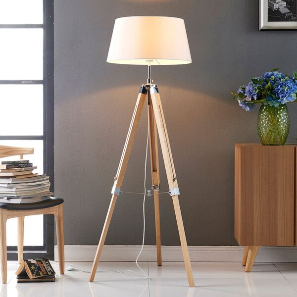 Lindby Φωτιστικό δαπέδου Katie, 162 cm, λευκό, ύφασμα, ξύλο, τρίποδο, Λευκό, Σαλόνι / τραπεζαρία, Ύφασμα / Κλωστοϋφαντουργία, Σκανδιναβικό, Τρίποδο