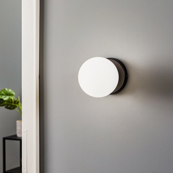 EMIBIG LIGHTING Φωτιστικό τοίχου Kiba, μαύρο/χρυσό, αμπαζούρ από γυάλινη σφαίρα, ρυθμιζόμενος, Μαύρο, Σαλόνι / τραπεζαρία, Γυαλί, σύγχρονο, Σφαίρα