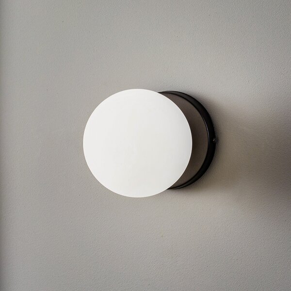 EMIBIG LIGHTING Φωτιστικό τοίχου Kiba, μαύρο/χρυσό, αμπαζούρ από γυάλινη σφαίρα, ρυθμιζόμενος, Μαύρο, Σαλόνι / τραπεζαρία, Γυαλί, σύγχρονο, Σφαίρα