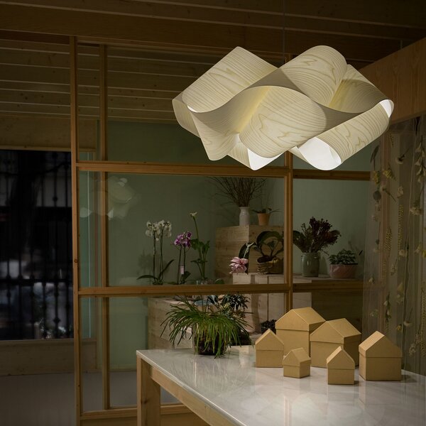 LZF LAMPS Μενταγιόν Swirl, μαύρο καλώδιο Ø 54cm ιβουάρ, ρυθμιζόμενος, Ξύλου, Σαλόνι / τραπεζαρία, Ξύλο, σχεδιασμός
