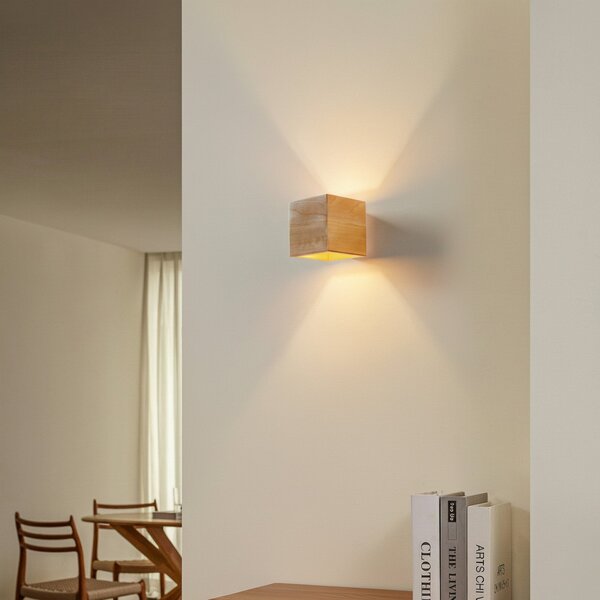 SOLLUX LIGHTING Φωτιστικό τοίχου Ara σε σχήμα κύβου από ξύλο, ρυθμιζόμενος, Ξύλου, Σαλόνι / τραπεζαρία, Ξύλο, σύγχρονο, Πρίζα τοίχου πάνω/κάτω