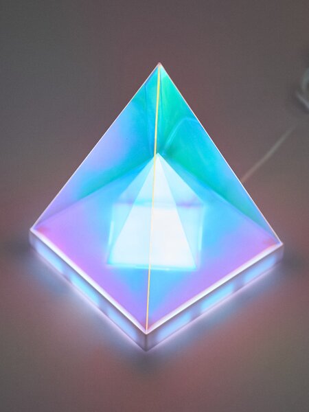 Sinsay - Διακοσμητικό φωτιστικό LED σε σχήμα πυραμίδας - πολυχρωμο
