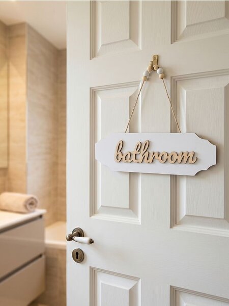 Sinsay - Κρεμαστή διακόσμηση πόρτας με επιγραφή Bathroom - λευκο