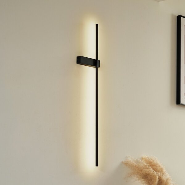 Lindby Φωτιστικό τοίχου LED Natsumi, μαύρο, αλουμίνιο, 90 cm, Μαύρο, Σαλόνι / τραπεζαρία, Αλουμίνιο, σύγχρονο