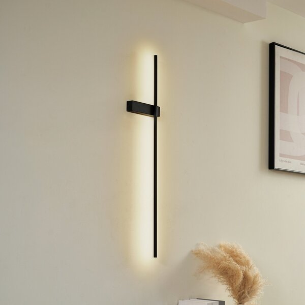 Lindby Φωτιστικό τοίχου LED Natsumi, μαύρο, αλουμίνιο, 90 cm, Μαύρο, Σαλόνι / τραπεζαρία, Αλουμίνιο, σύγχρονο