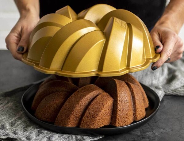 Φόρμα για κέικ Nordic Ware Premier Gold σε πλεκτό σχήμα, με τρύπα και διαστάσεις 27.5x10.5cm